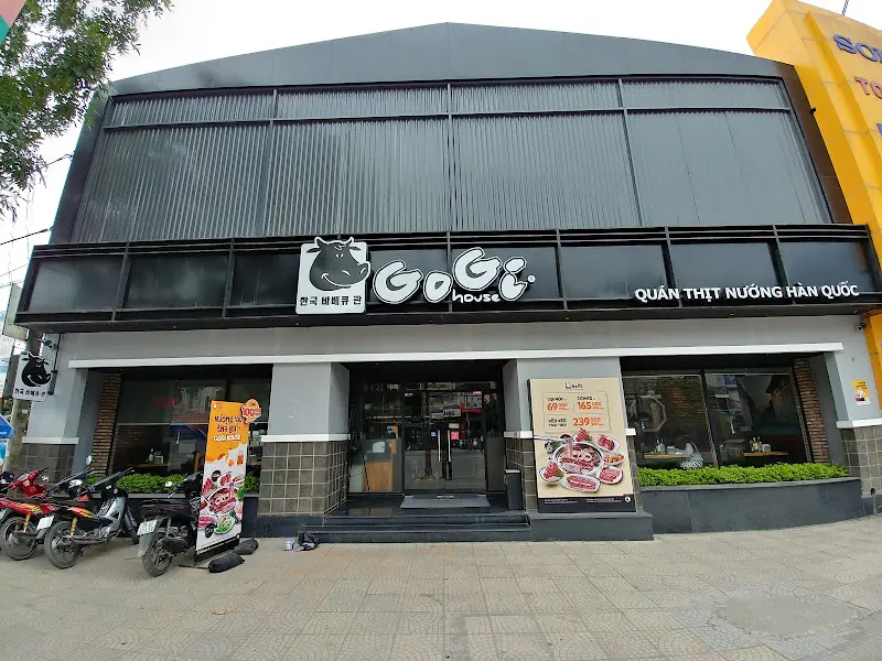 Mặt tiền GoGi House với ngói cong kiểu Hàn