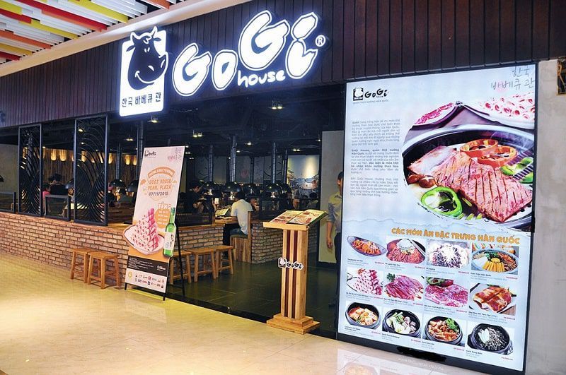 Không gian GoGi với bàn gỗ và ống hút khói — ảnh chi nhánh khác của chuỗi