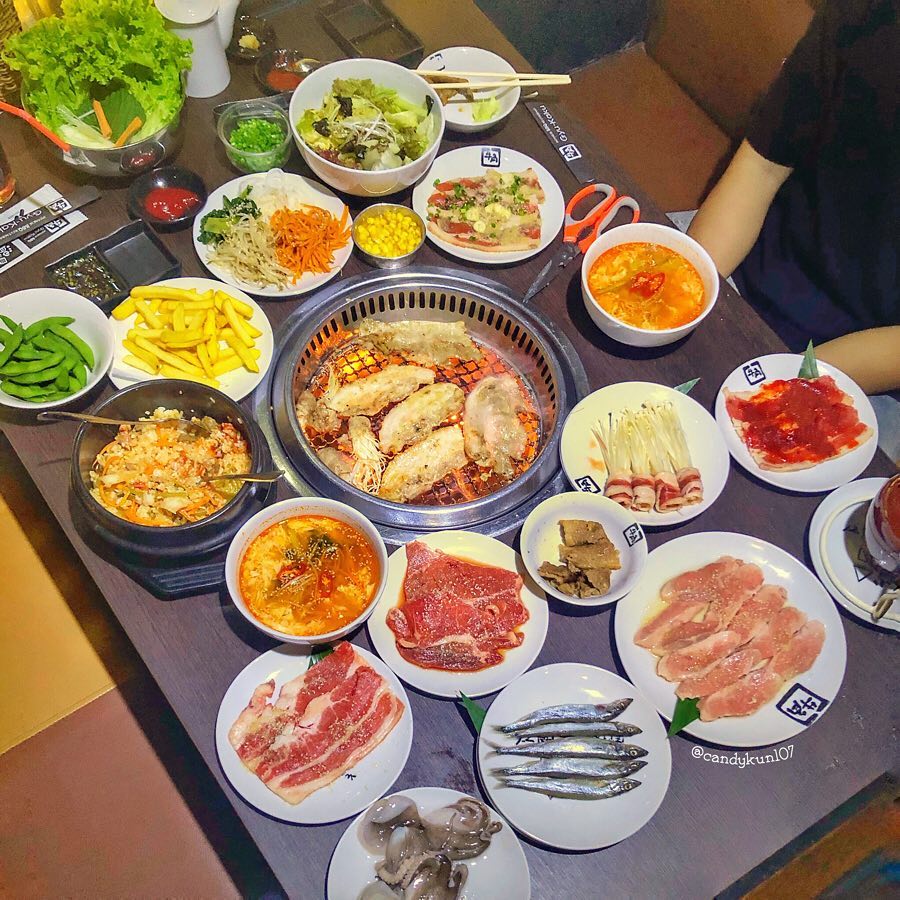 야키니쿠 한 상: 소고기·김치·쌈채소로 둘러싸인 숯불 그릴