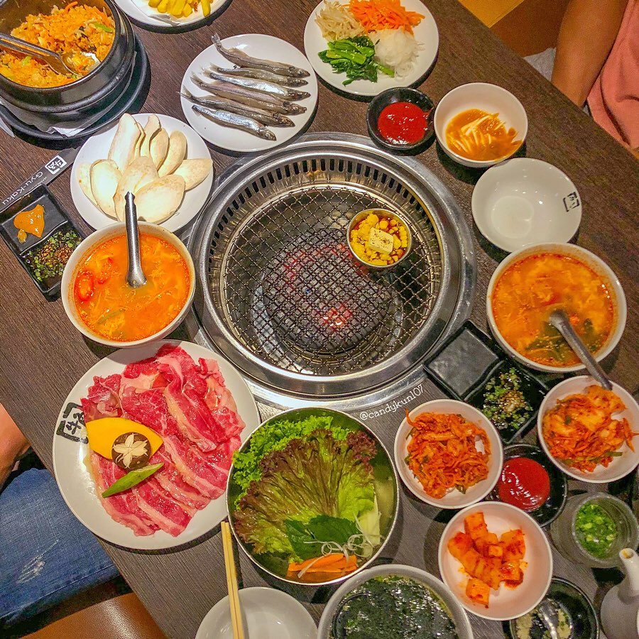 위에서 본 야키니쿠 한 상: 불타는 그릴, 생고기 접시, 반찬