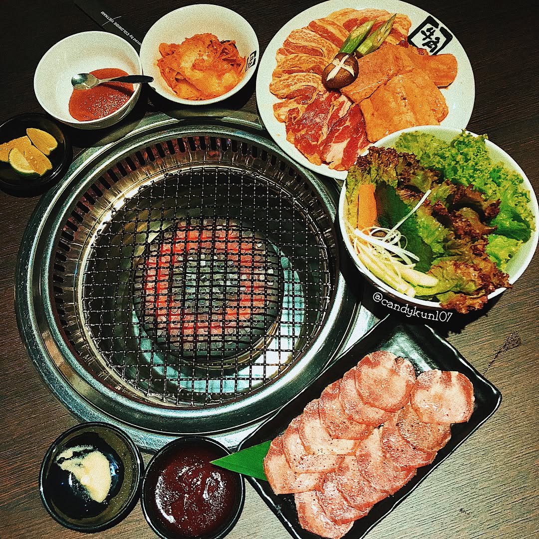 숯불 위 생고기: 소갈비, 삼겹살, 소스