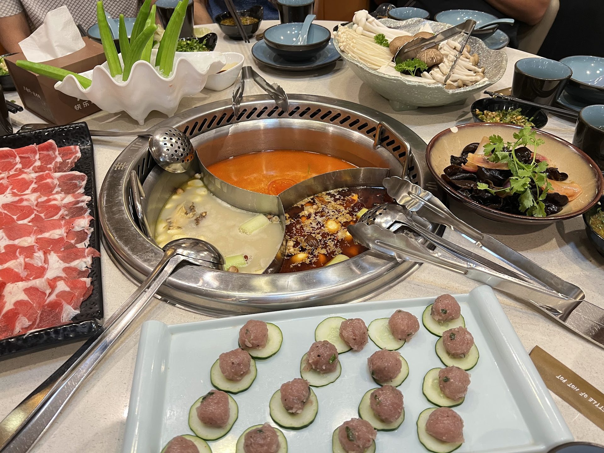 Nồi ngăn đôi tại Happy Lamb Hotpot Vietnam