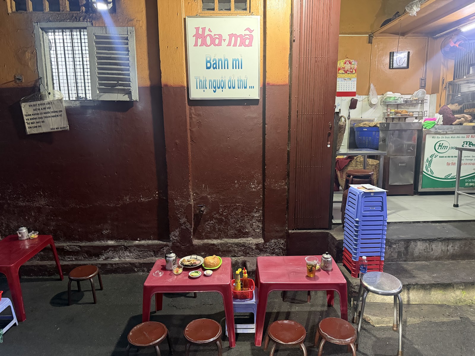 Bàn ghế nhựa trong hẻm Hòa Mã