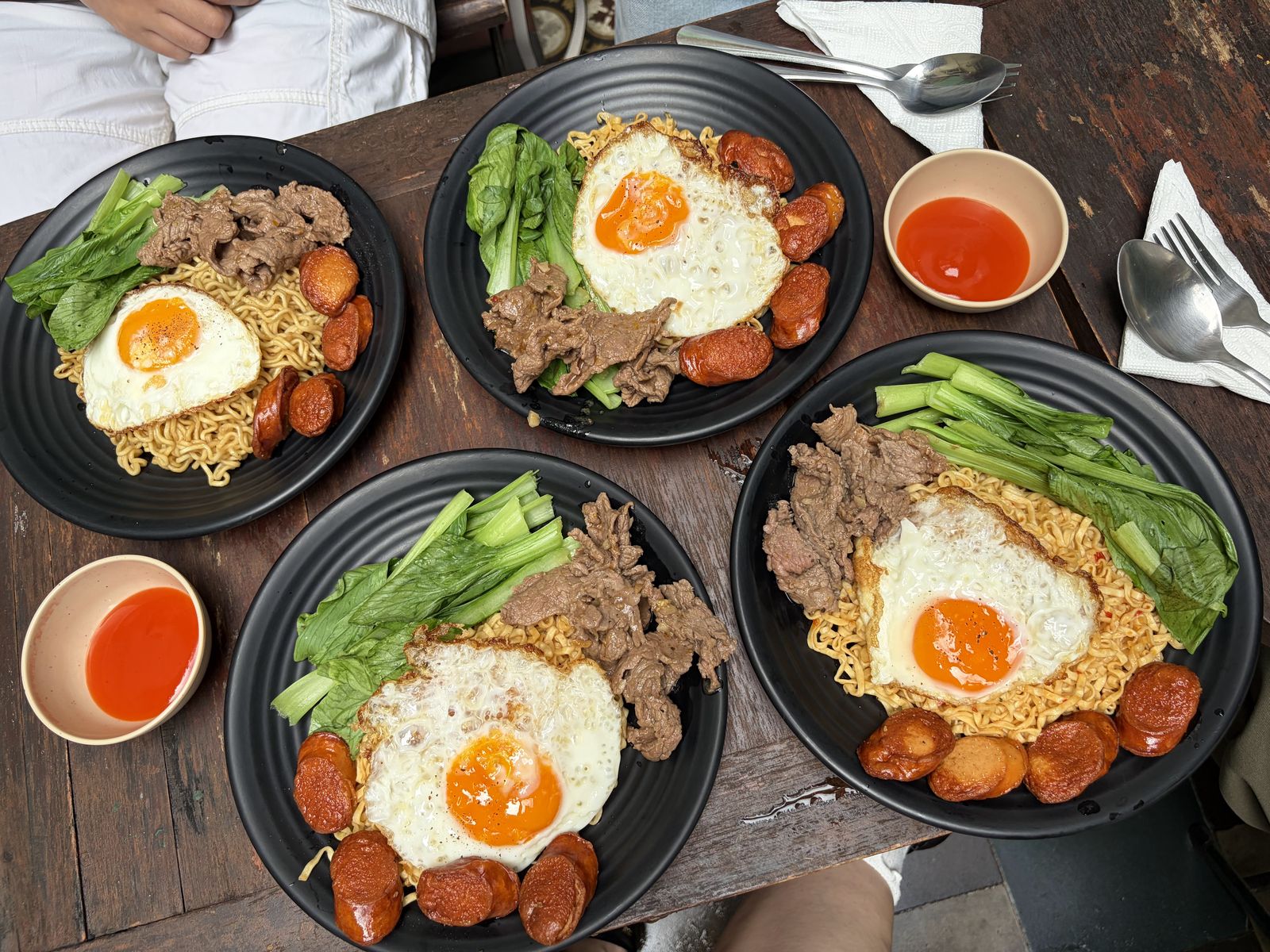 Hơi Béo Cafe — bốn đĩa mì trộn bò trứng xúc xích (9/2026)