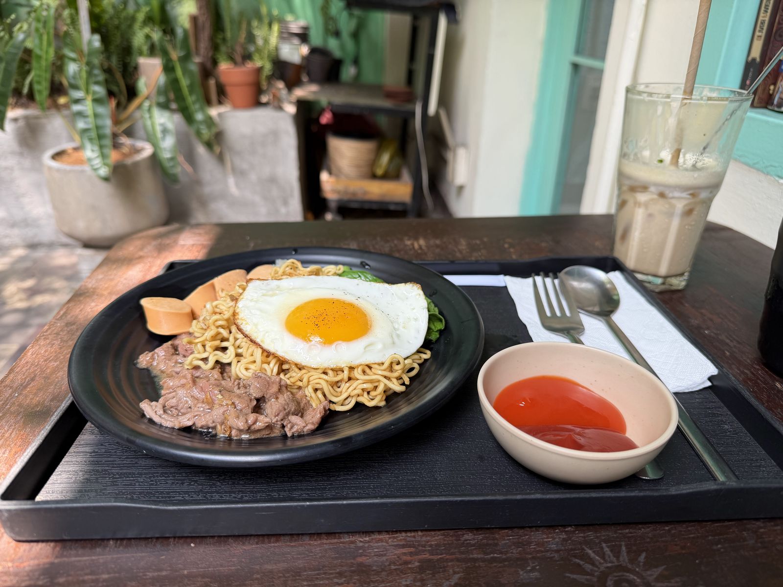 Hoi Beo Cafe — dry-noodle beef-egg tray, mint wall (Apr 2026)