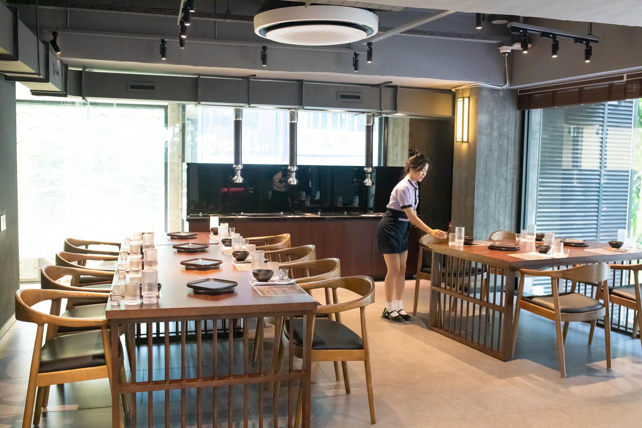 Bàn gỗ với bếp hút khói trong quán