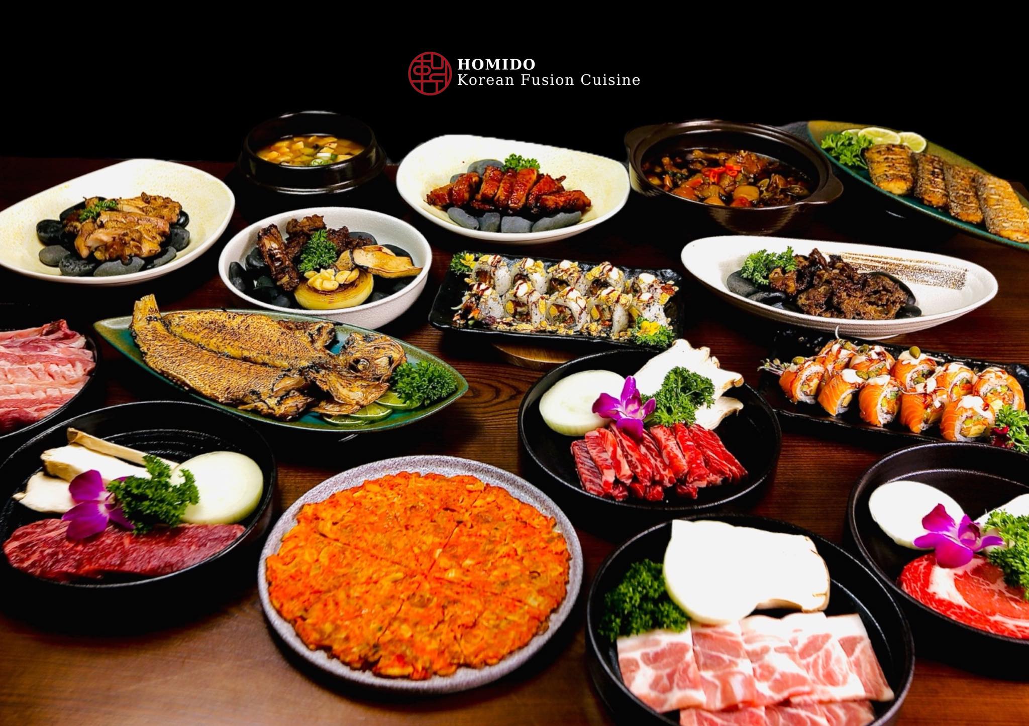 Mâm fusion của quán: thịt nướng, kim chi pancake, canh kim chi