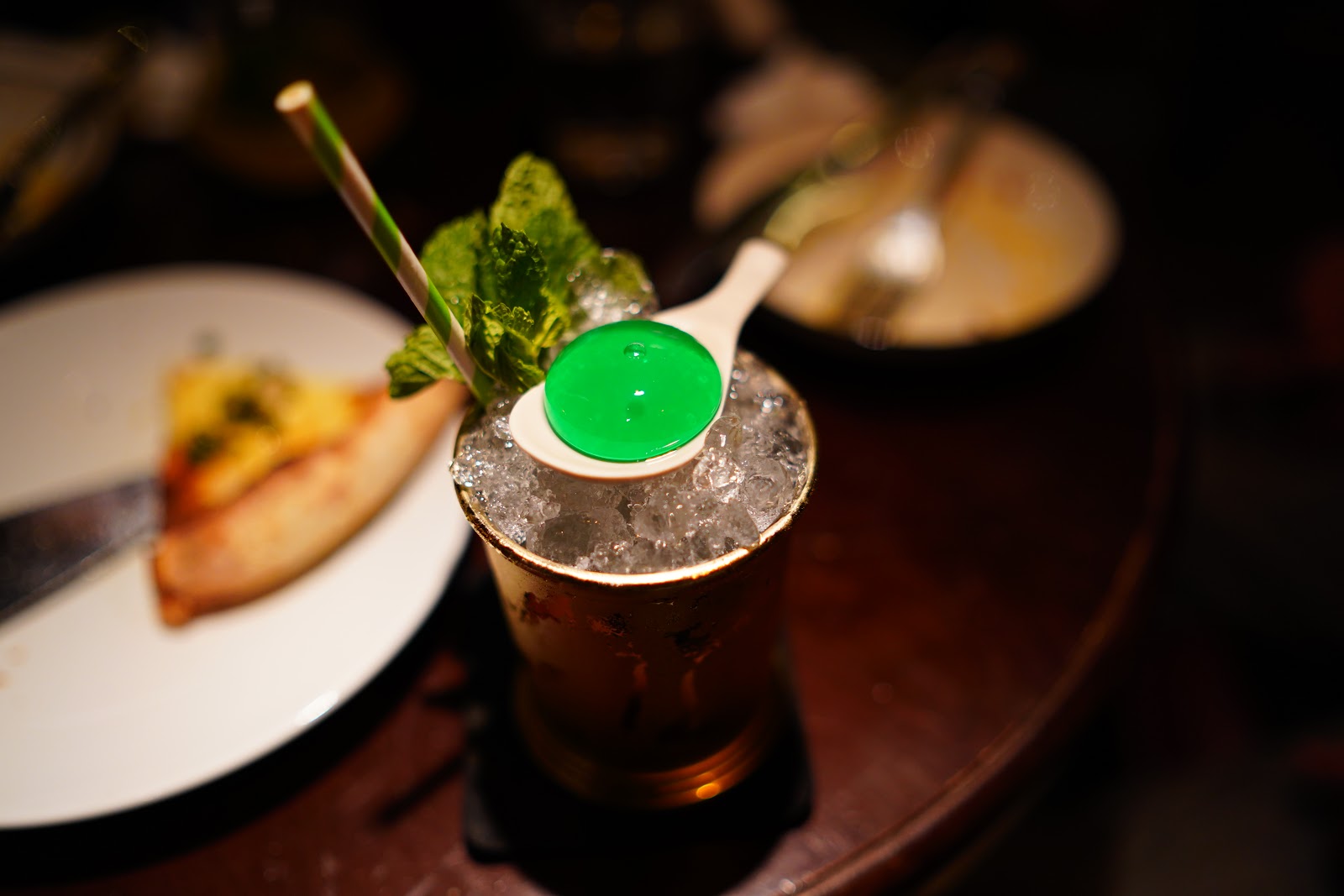 Một ly signature — trang trí hoa, khói, ly thủy tinh giả kim