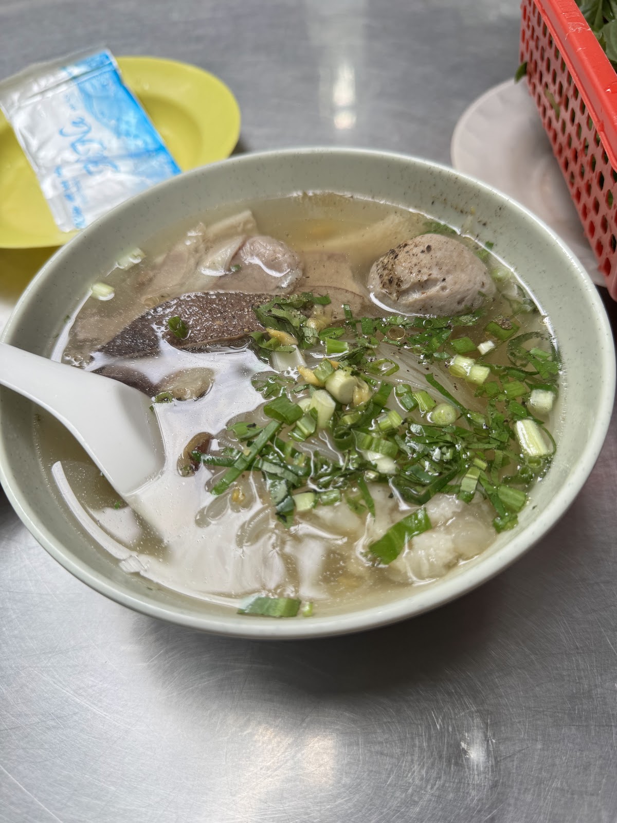 Tô hủ tiếu bò viên — nước lèo trong, bò viên, thịt bò — ảnh của khách