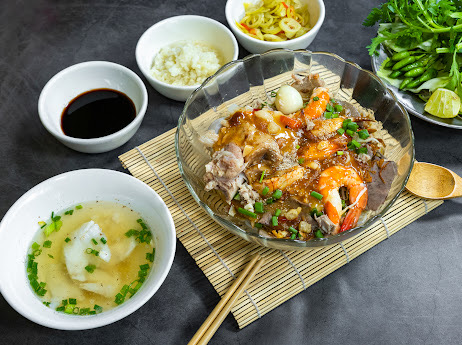 Tô hủ tiếu khô tôm cua trong tô thủy tinh, chén nước lèo để riêng — ảnh của khách