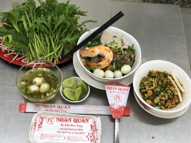 Bàn ăn tại Nhân Quán với bao bì thương hiệu