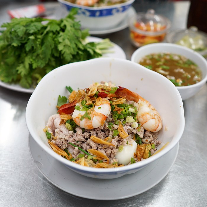Tô hủ tiếu khô kèm chén nước lèo riêng