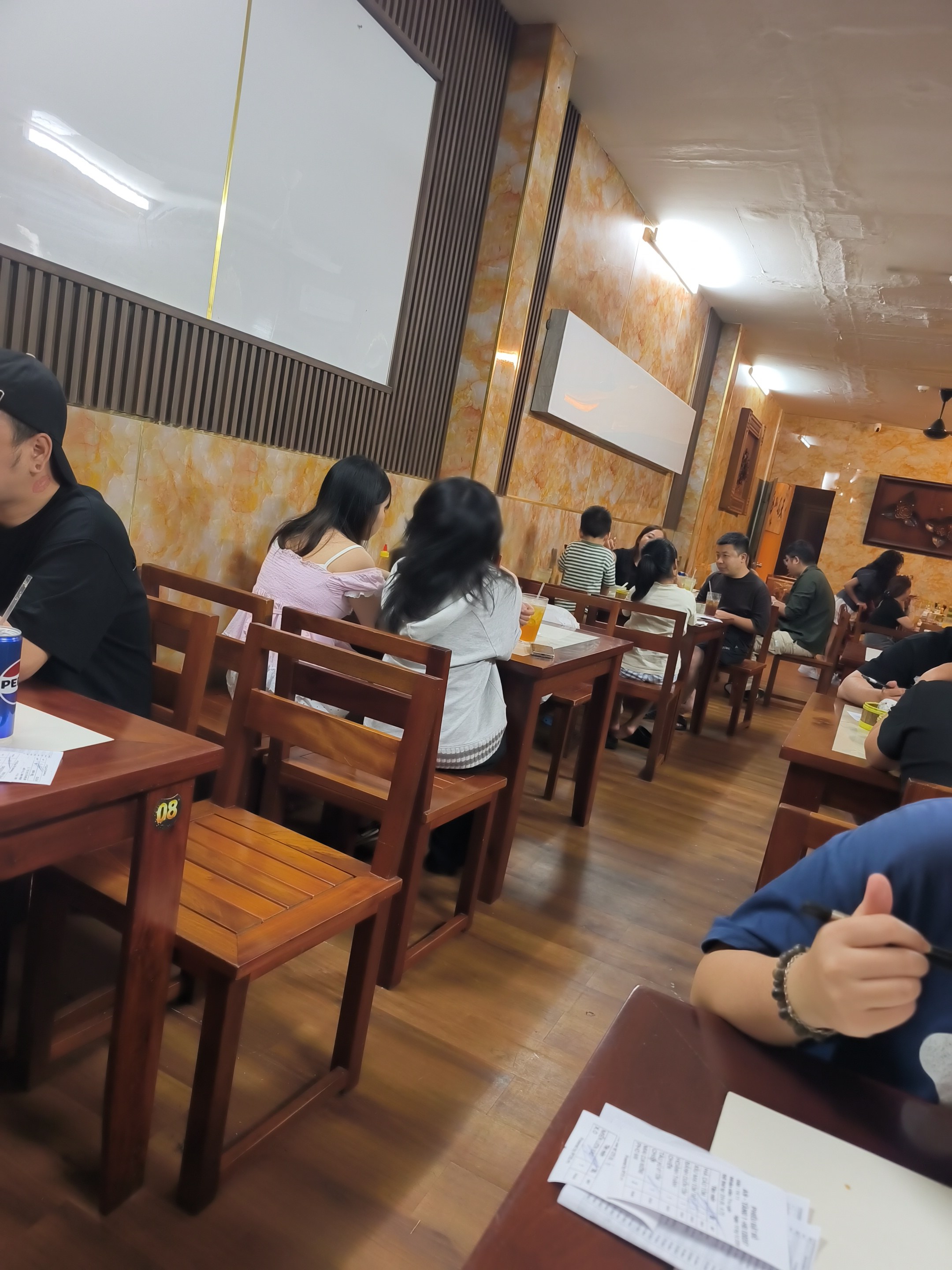 아침 목재 방의 손님들
