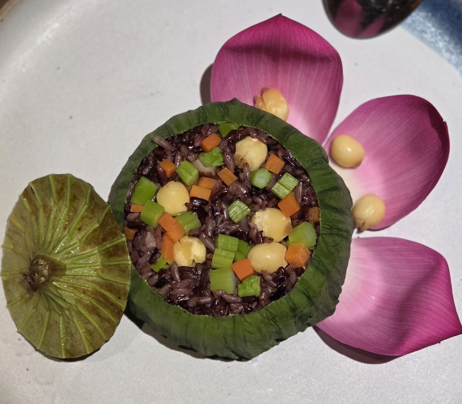 Cơm gói lá sen — món ăn Việt trong không gian chay fine-dining