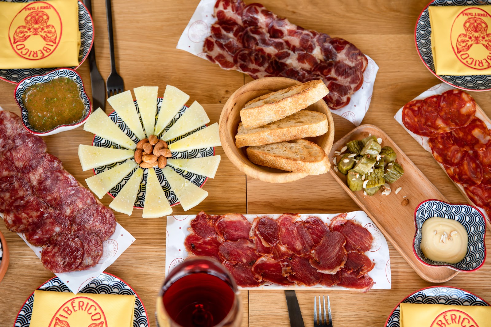 Charcuterie board with jamón, salchichón and manchego on iBERICO napkins