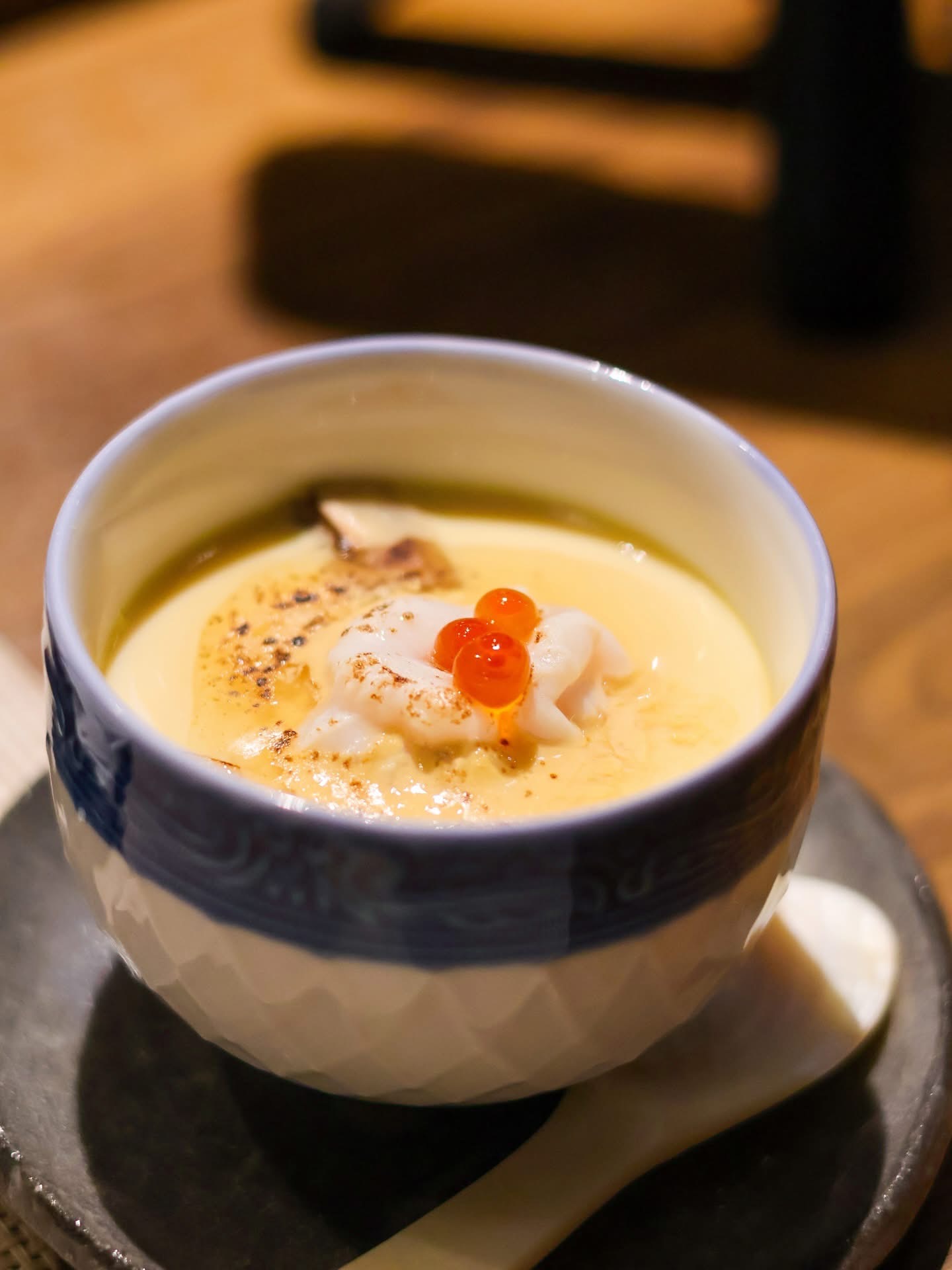 Trứng hấp chawanmushi với ikura trong chén sứ