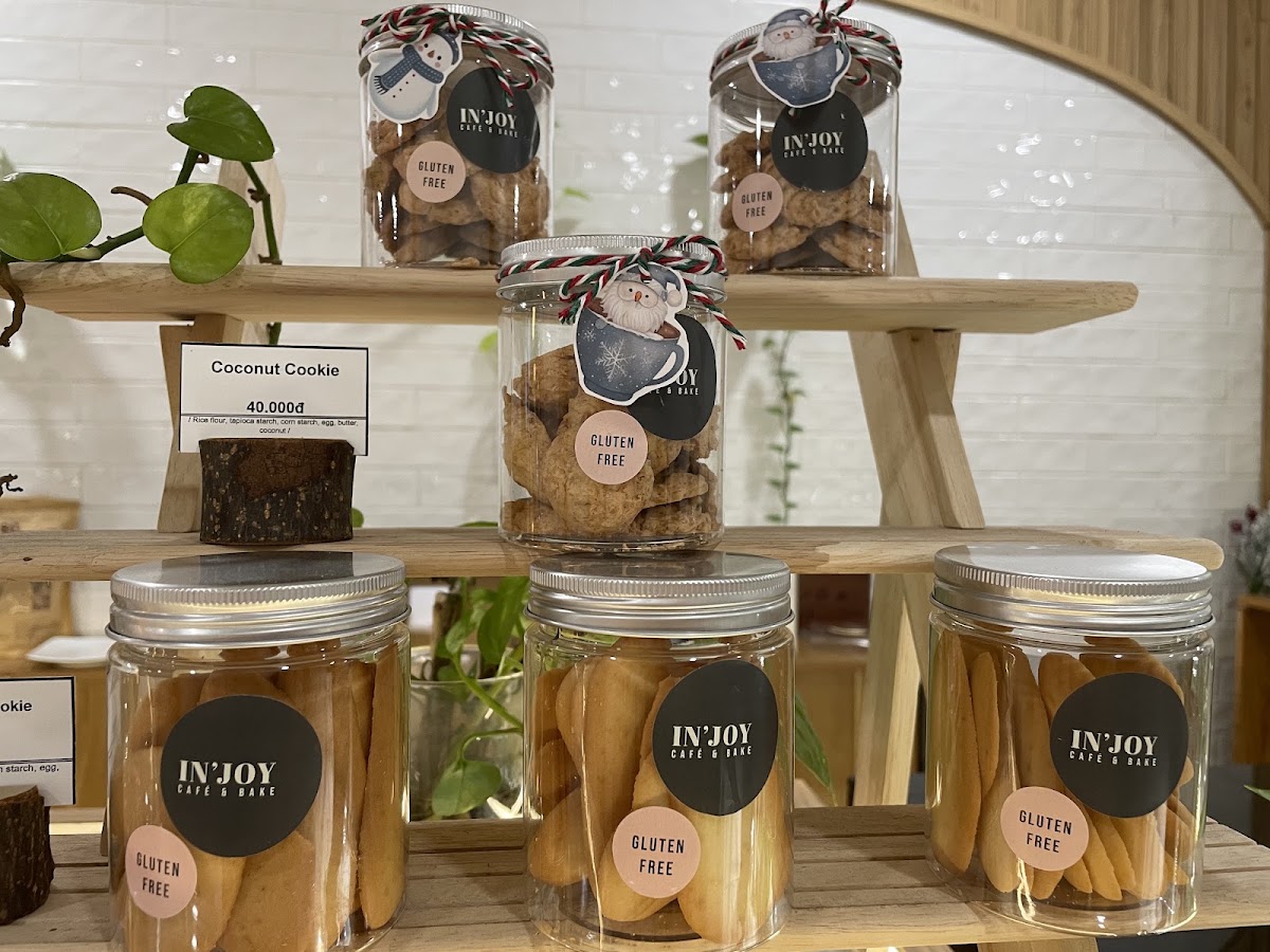 Hũ cookie với nhãn gluten-free trên kệ gỗ