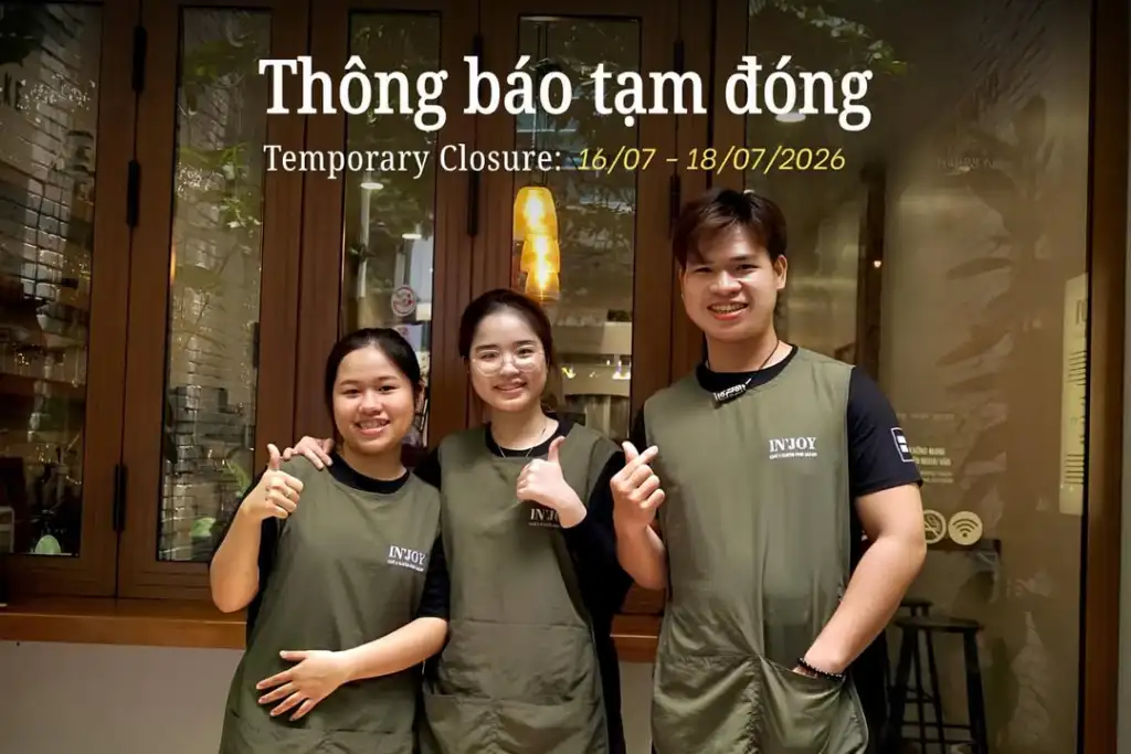 Buổi sáng trong quán — ly latte trên bàn gỗ