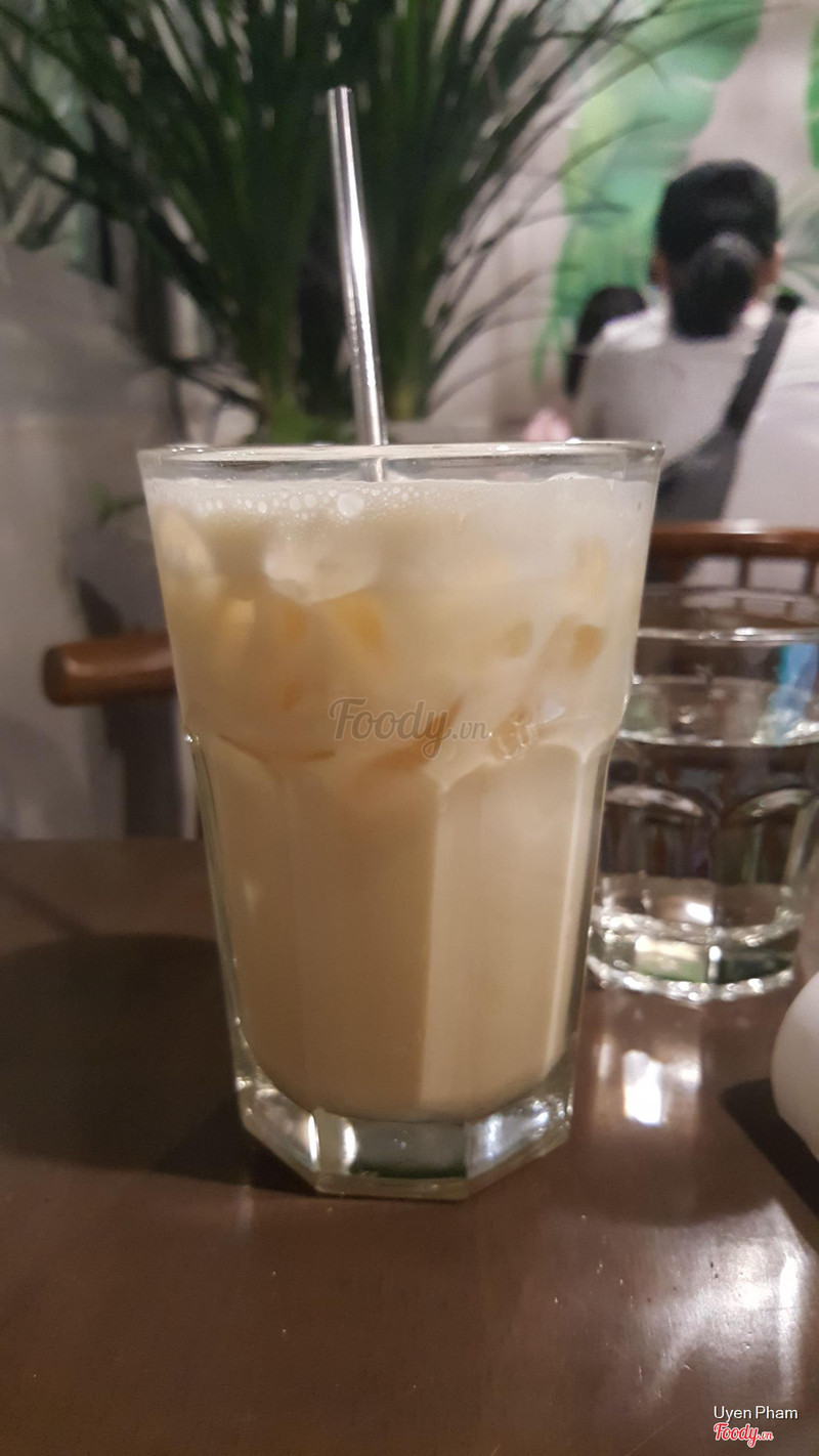 카페의 유리잔 아이스 밀크티