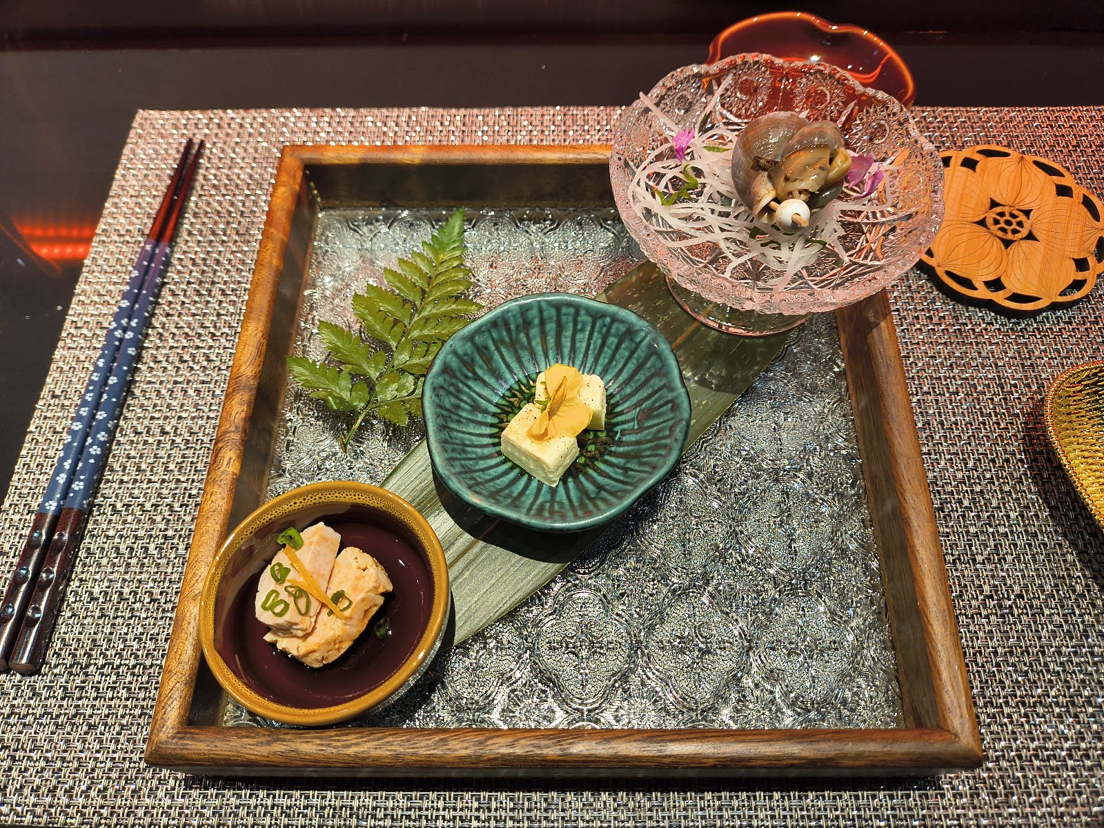 Khay omakase — sashimi, đậu phụ hoa và những chén nhỏ