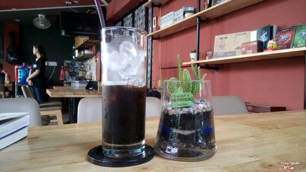 Khối gỗ số bàn và ly KUP
