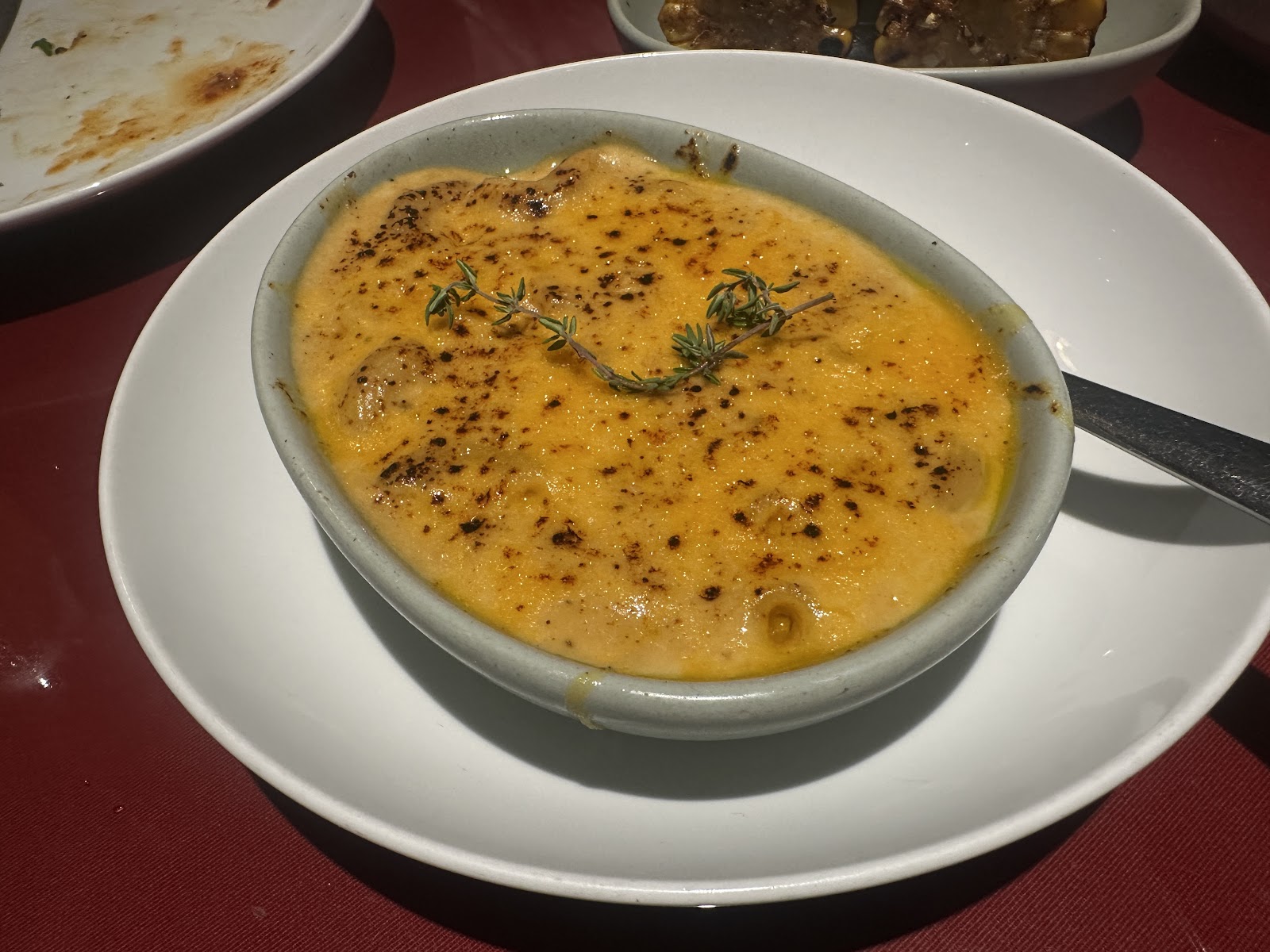 Món gratin nướng vàng với cỏ xạ hương