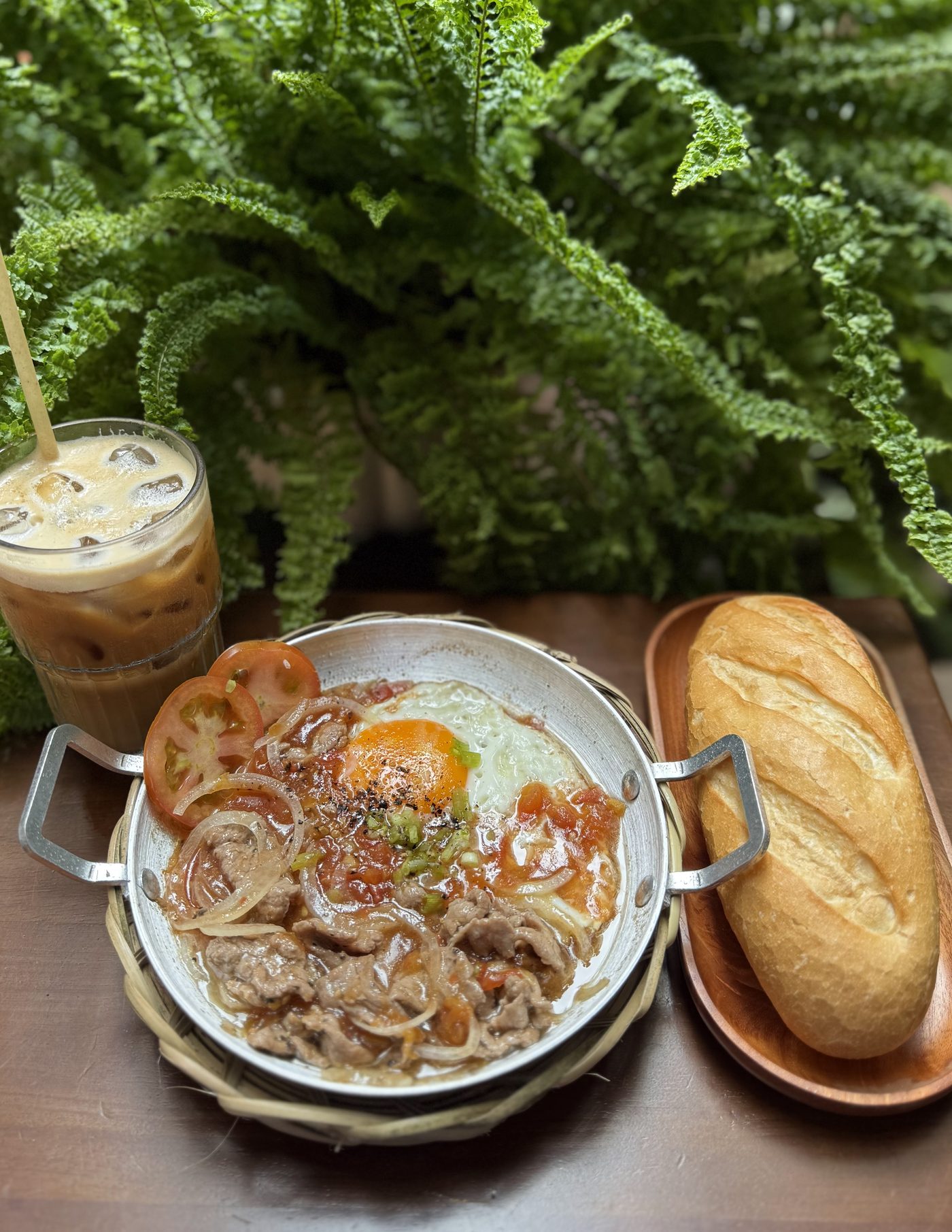 Bánh mì chảo: bò, trứng ốp la, cà chua và bánh mì