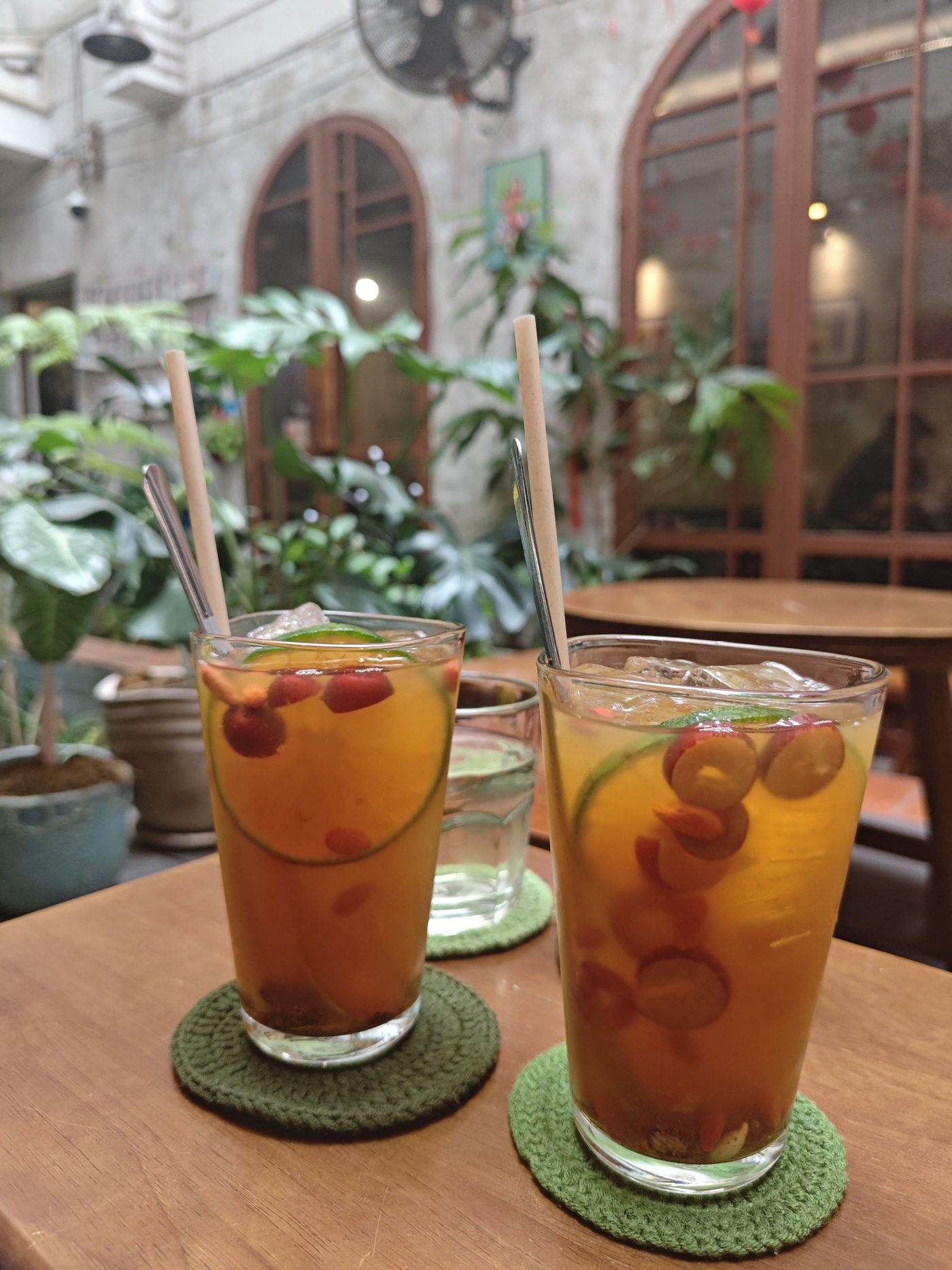 Hai ly trà đá ngược sáng trước cửa sổ vòm