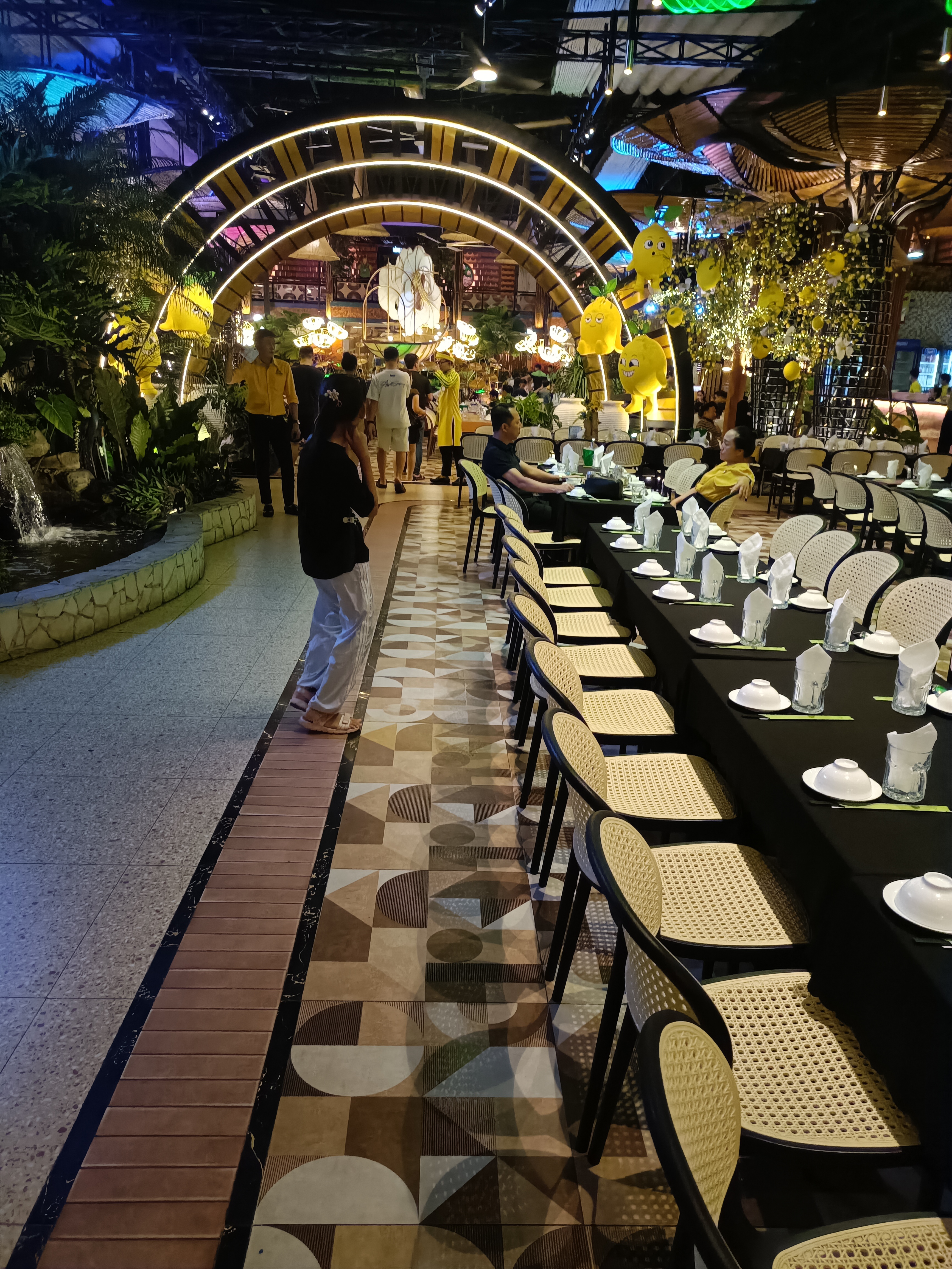 Heo sữa quay nguyên con tại Làng Nướng Nam Bộ