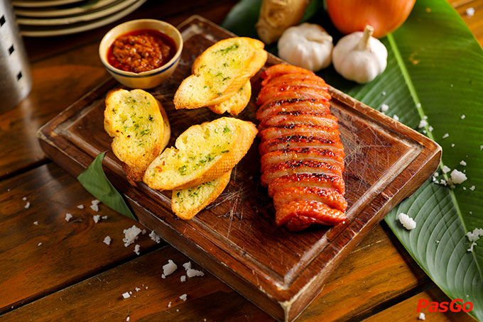 얇게 썬 훈제 고기 롤, 마늘 버터 빵