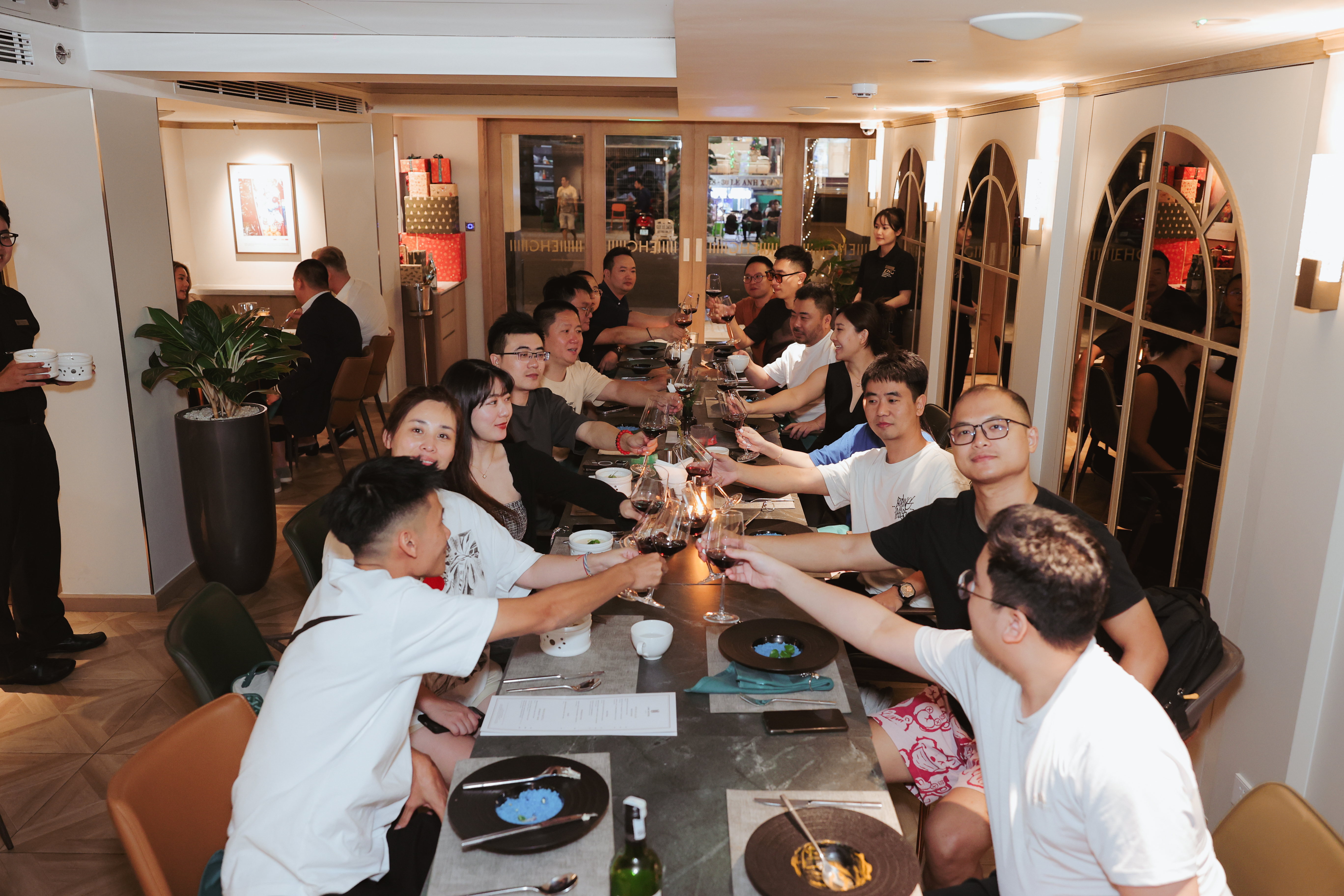 The Link Bistro dining room, 47-51 Le Anh Xuan