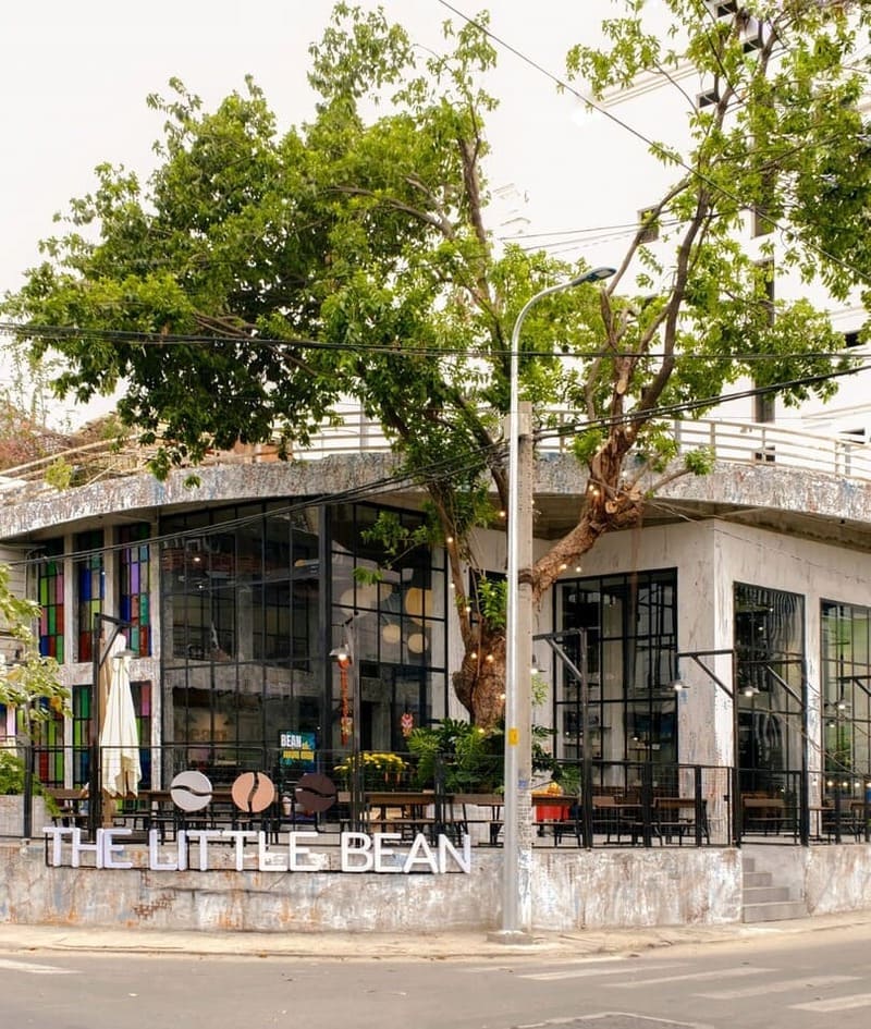 THE LITTLE BEAN 레터링과 세 개의 커피콩이 있는 정면