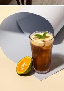 Đồ uống trong ánh đèn quầy