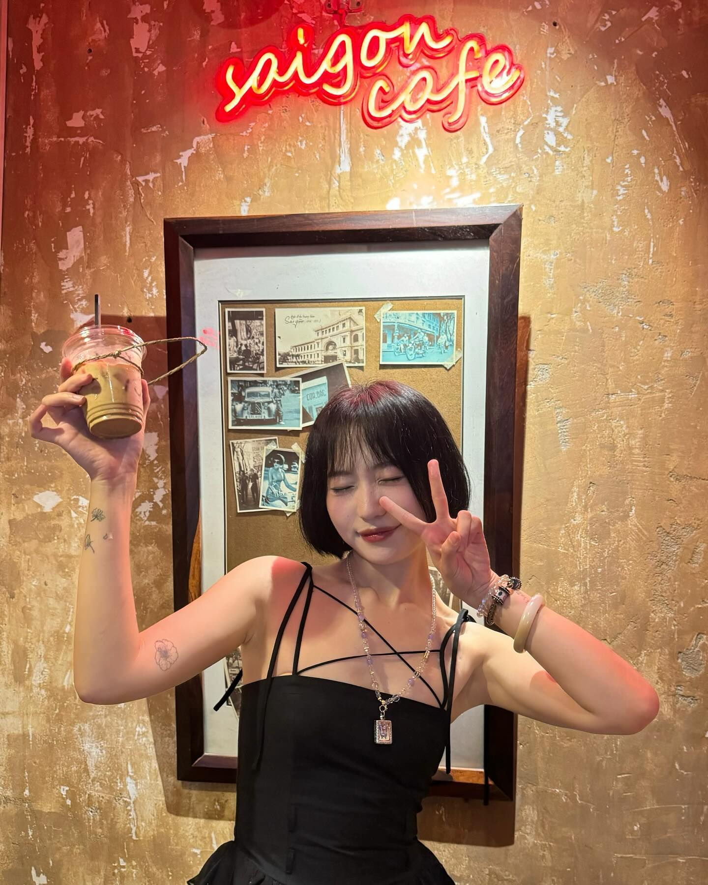 네온 사인과 옛 사이공 사진 벽
