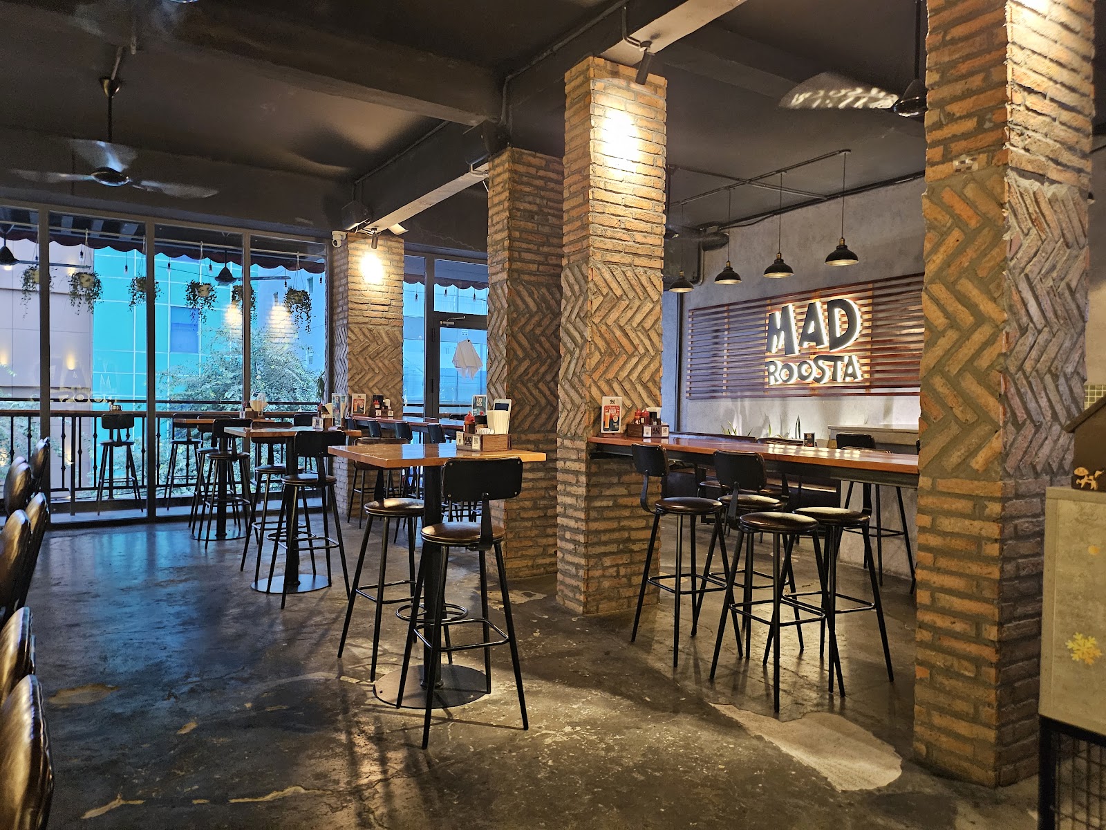 Không gian MAD ROOSTA — bảng tên quán trên tường