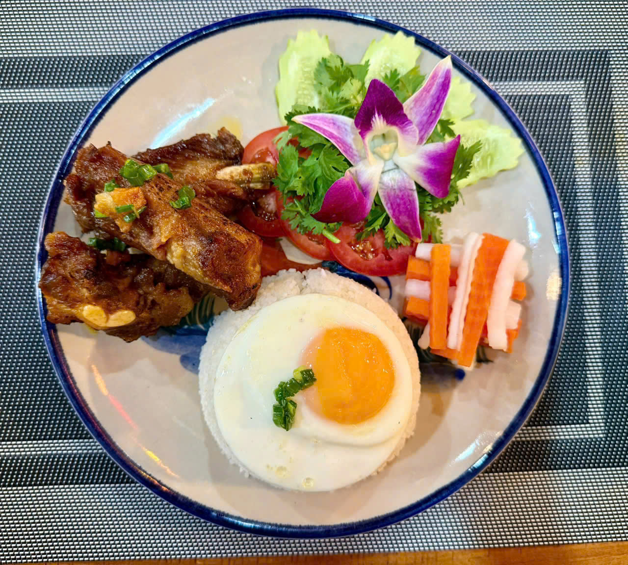 Bánh tráng tự cuốn tại bàn ở Madame Thao