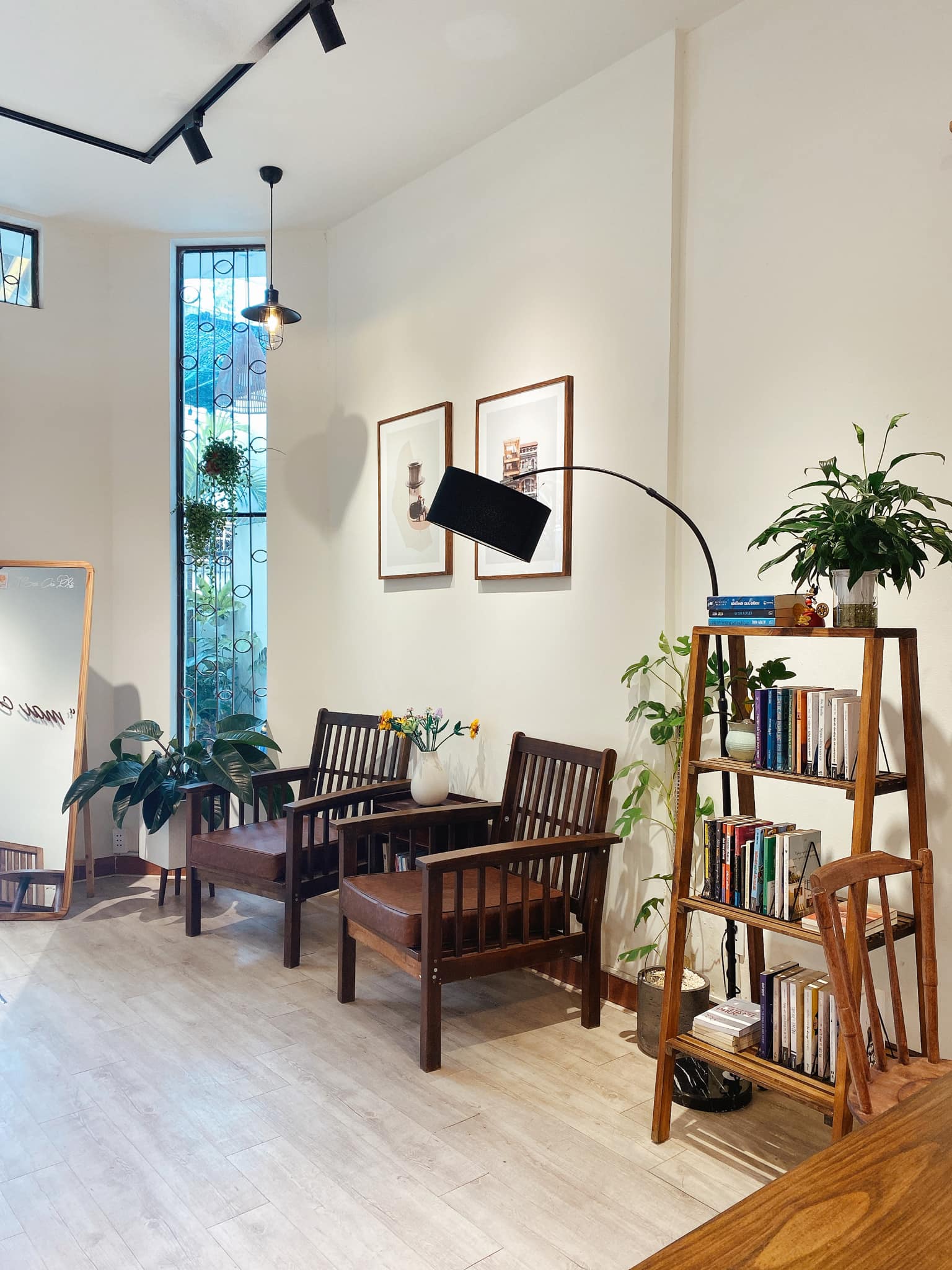 Kệ sách thang và ghế bành gỗ trong quán