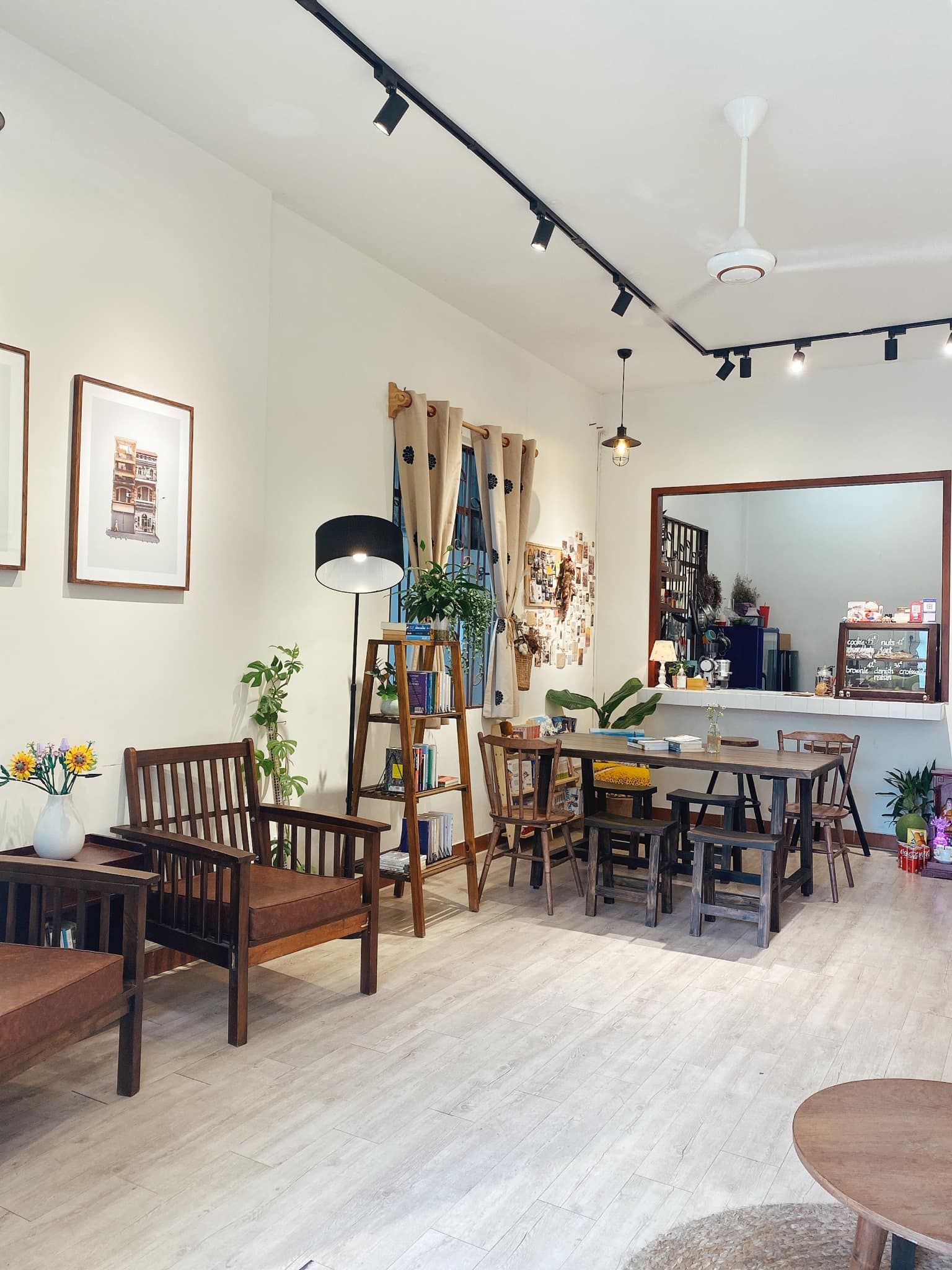 Không gian quán và quầy bar mở