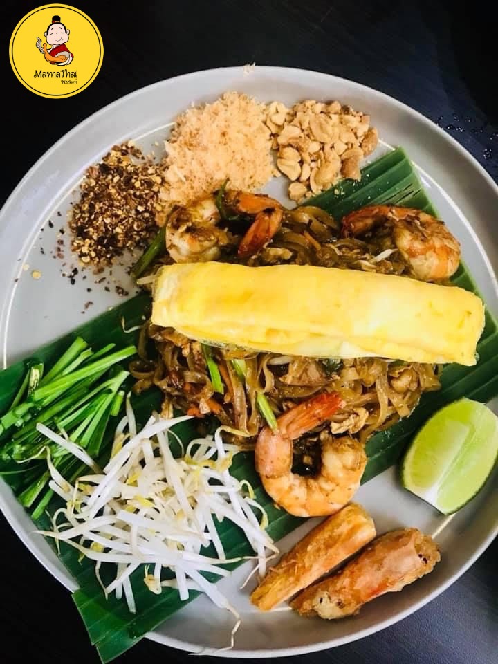 Pad Thai tôm và chả giò