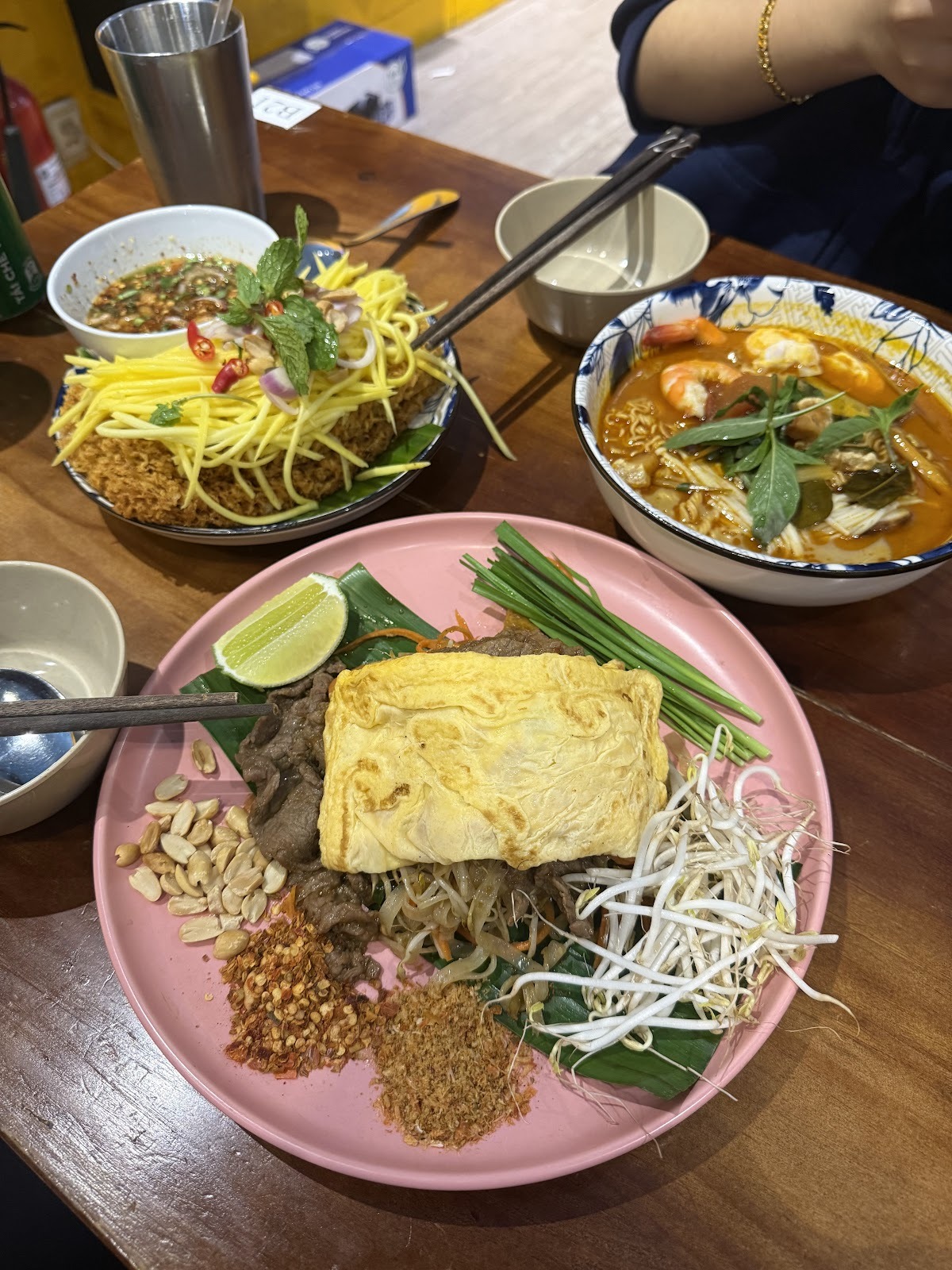 Bàn ăn — Pad Thai cuộn trứng, gỏi xoài, tom yum