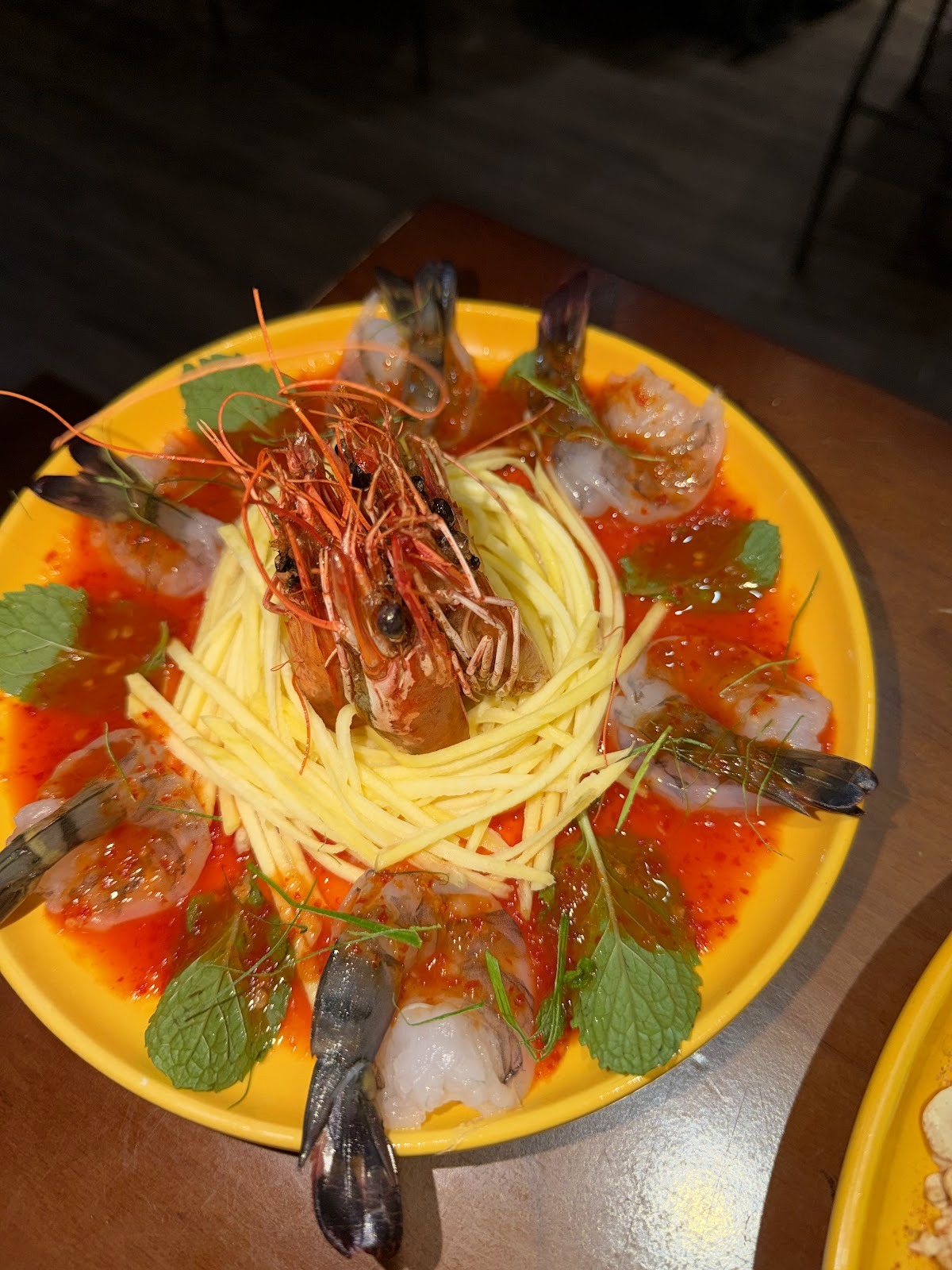 Tôm sống với xoài xanh bào
