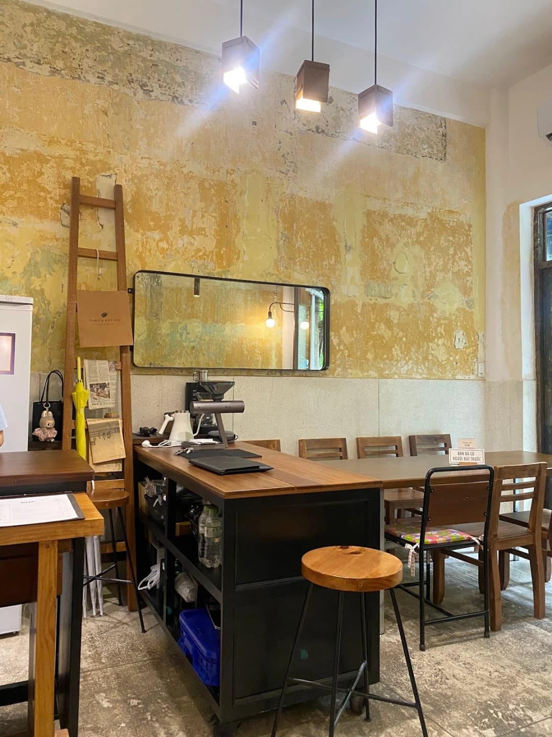 Manki — the quiet upstairs room in warm lamplight