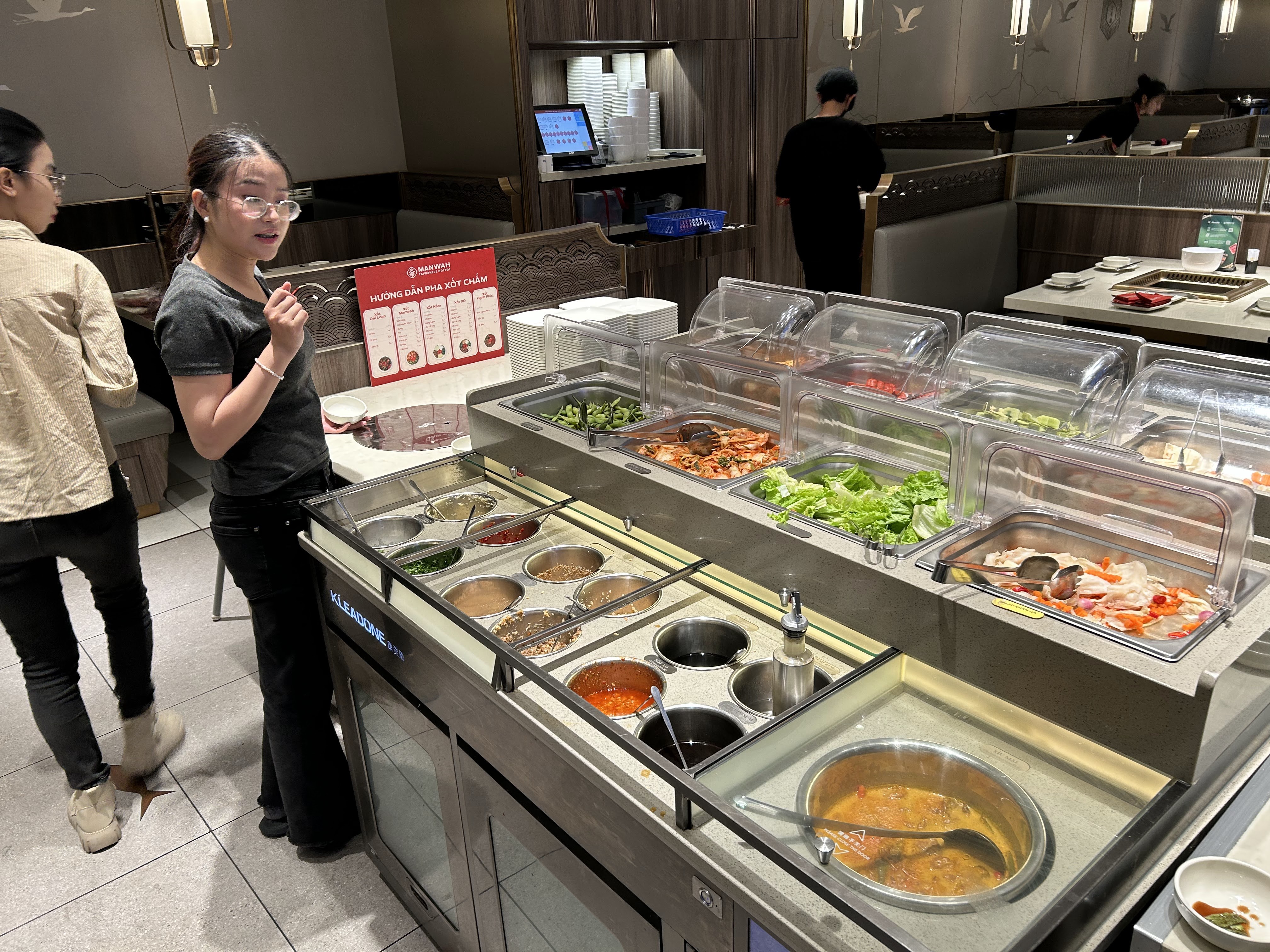 The self-mix sauce bar — the heart of Manwah Vincom