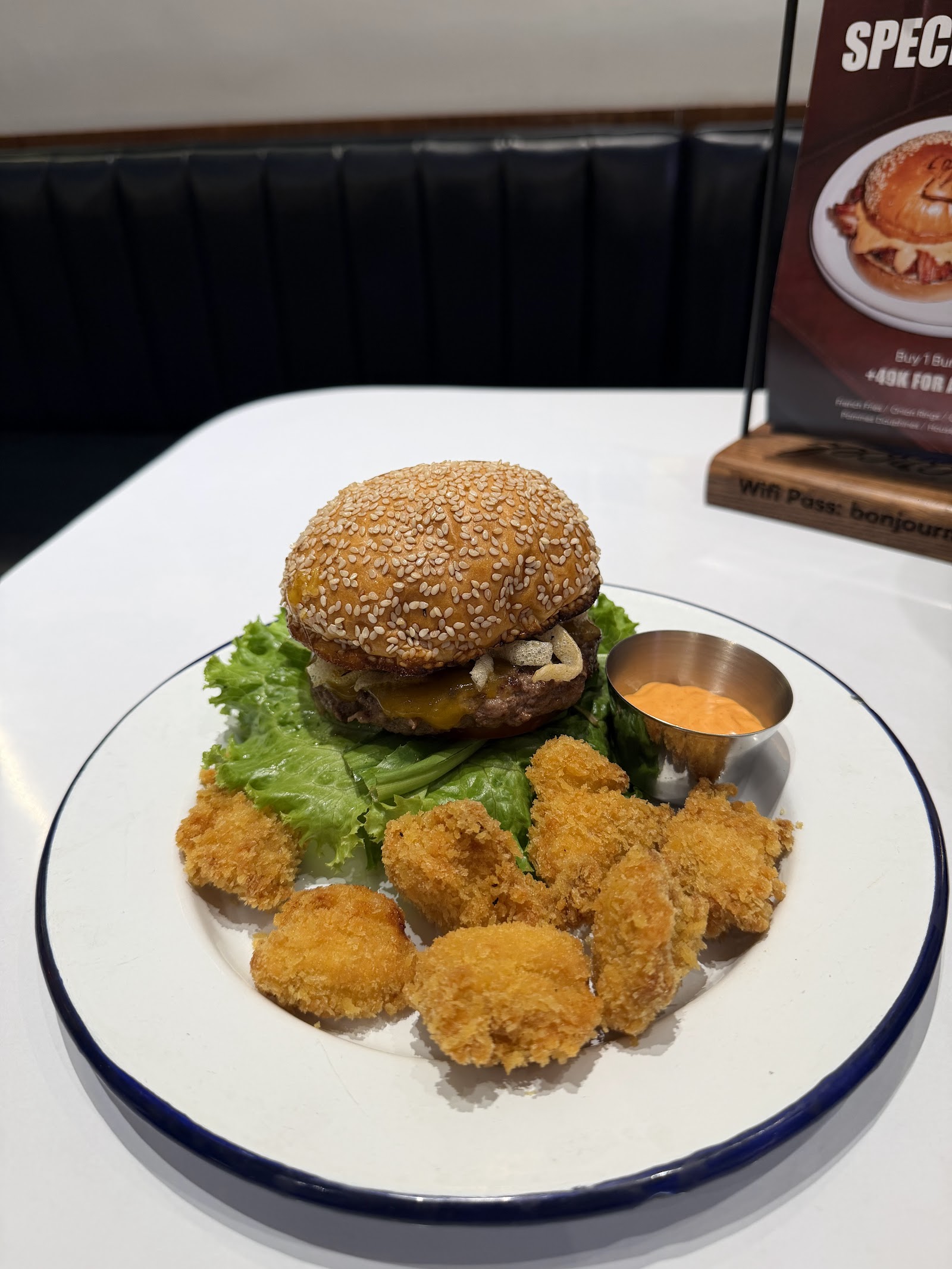 Le Smoky burger close-up — melted Comté