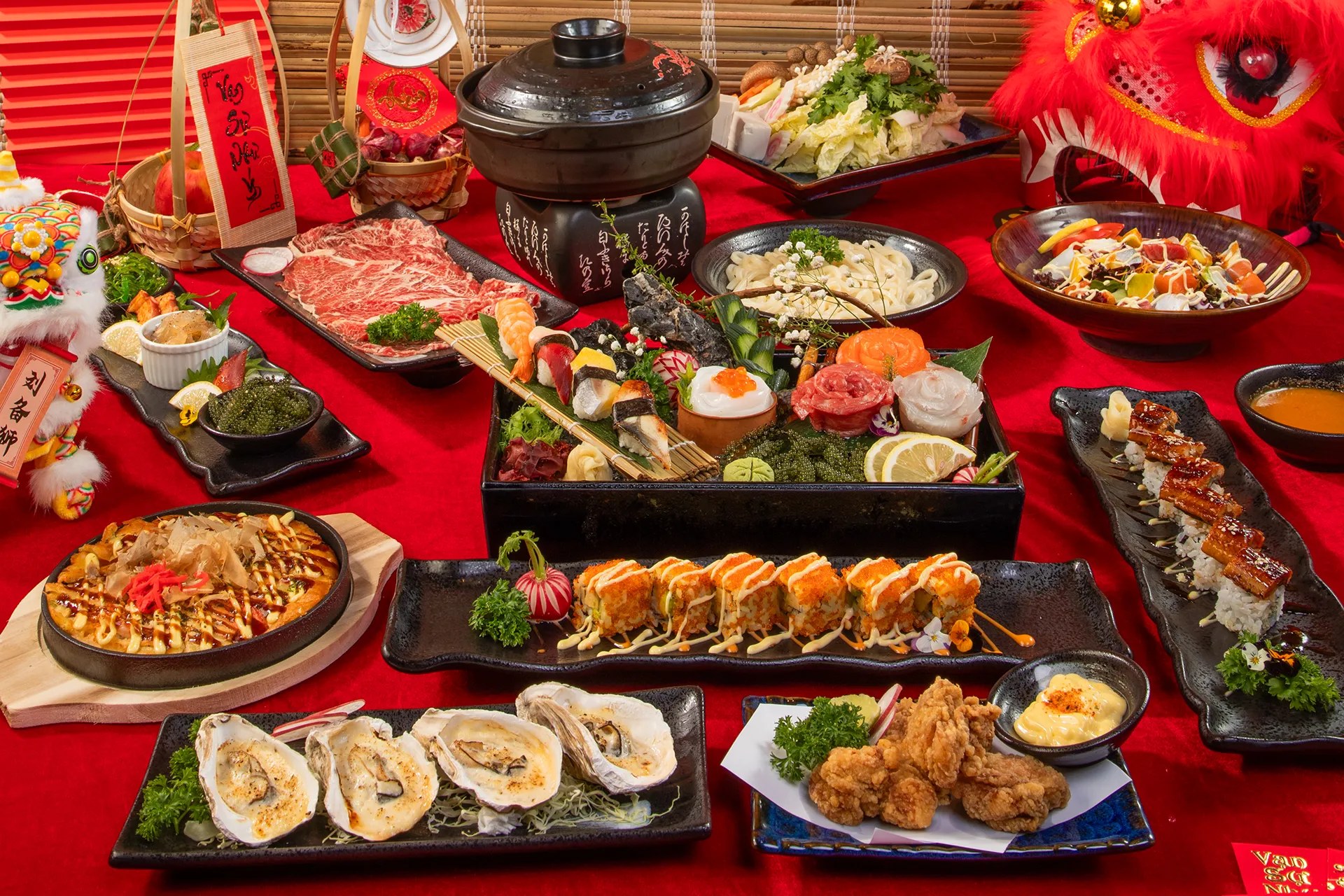 Mâm tiệc Mayonaka — lẩu, sashimi, sushi cuộn, hàu, lươn, wagyu trên bàn đỏ