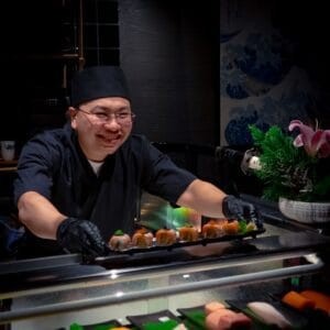 Đầu bếp Mayonaka phục vụ sushi tại quầy bếp mở
