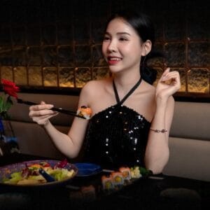 Phòng ăn tối của Mayonaka — ghế booth gỗ sẫm, tường đen-vàng