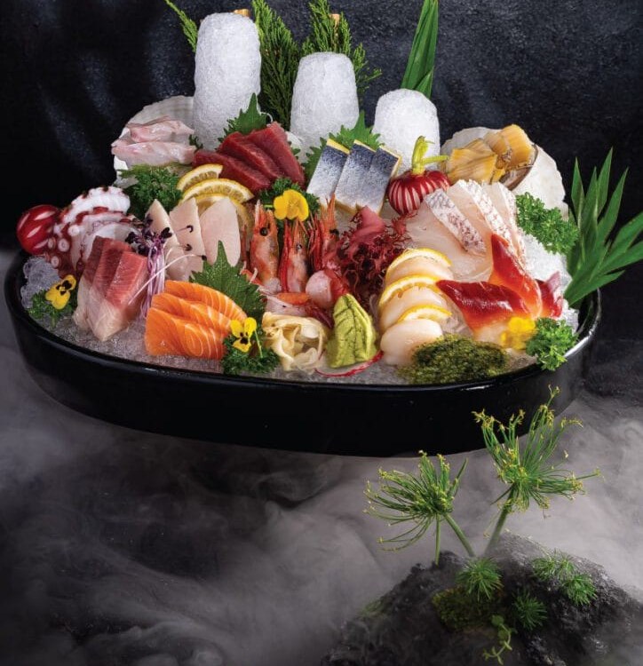 Mâm sashimi trên đá với khói đá khô — Mayonaka