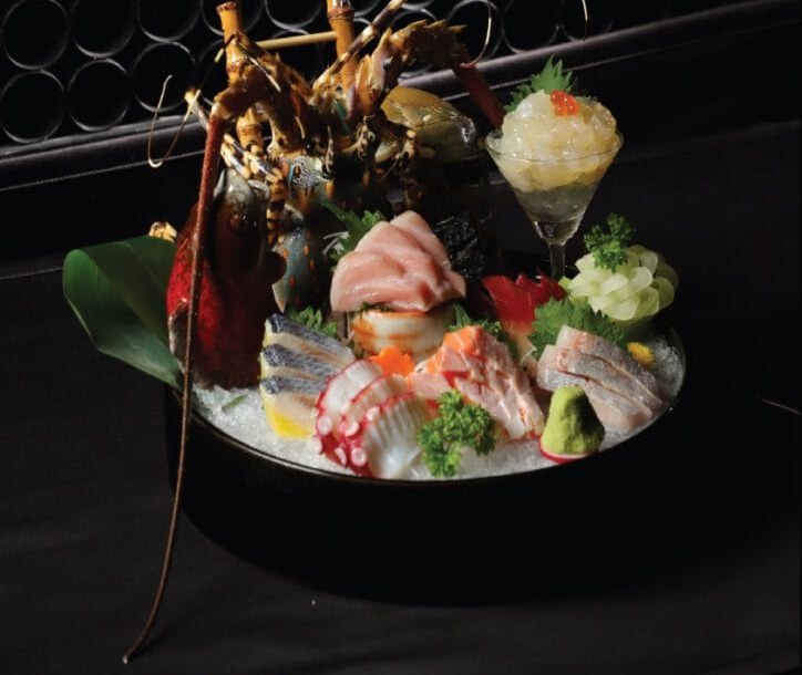 'Mayonaka Special' — tháp sashimi tôm hùm trên đá