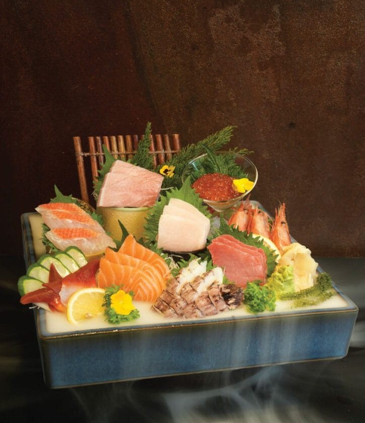 Set maguro — sashimi cá ngừ, cá hồi, tôm, trứng cá hồi trên đá